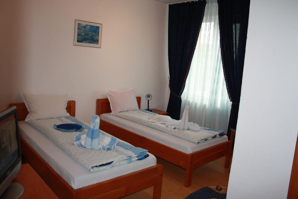 Pensiunea Claudiu Caransebeş Habitación foto